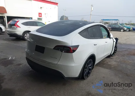 2023 Tesla Model Y Awd/Long Range Dual Motor All-Wheel Drive z USA, uszkodzony, nr VIN 7SAYGAEE3PF640307